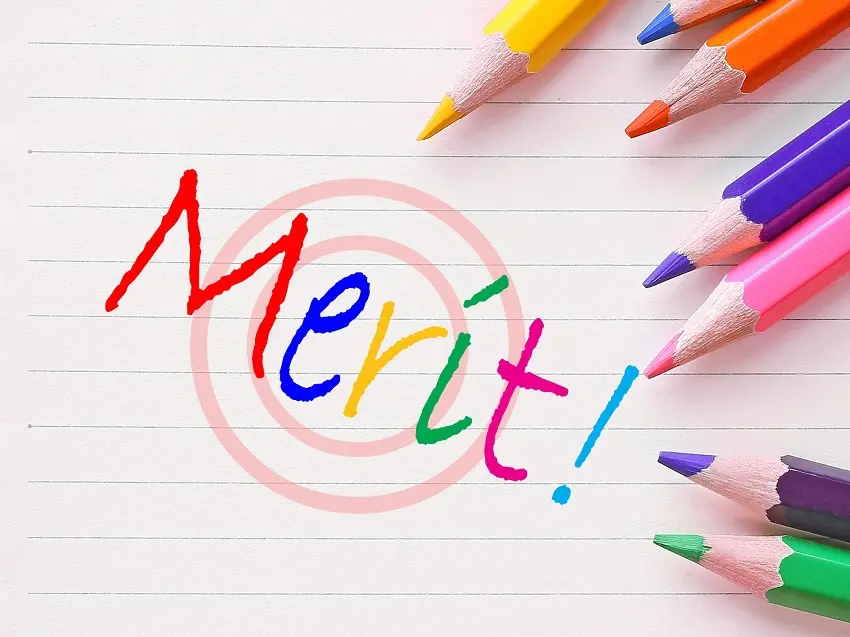 MERITの文字と色鉛筆