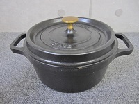 店頭にて両手鍋【STAUB ラ・ココット 22cm】を買取致しました。