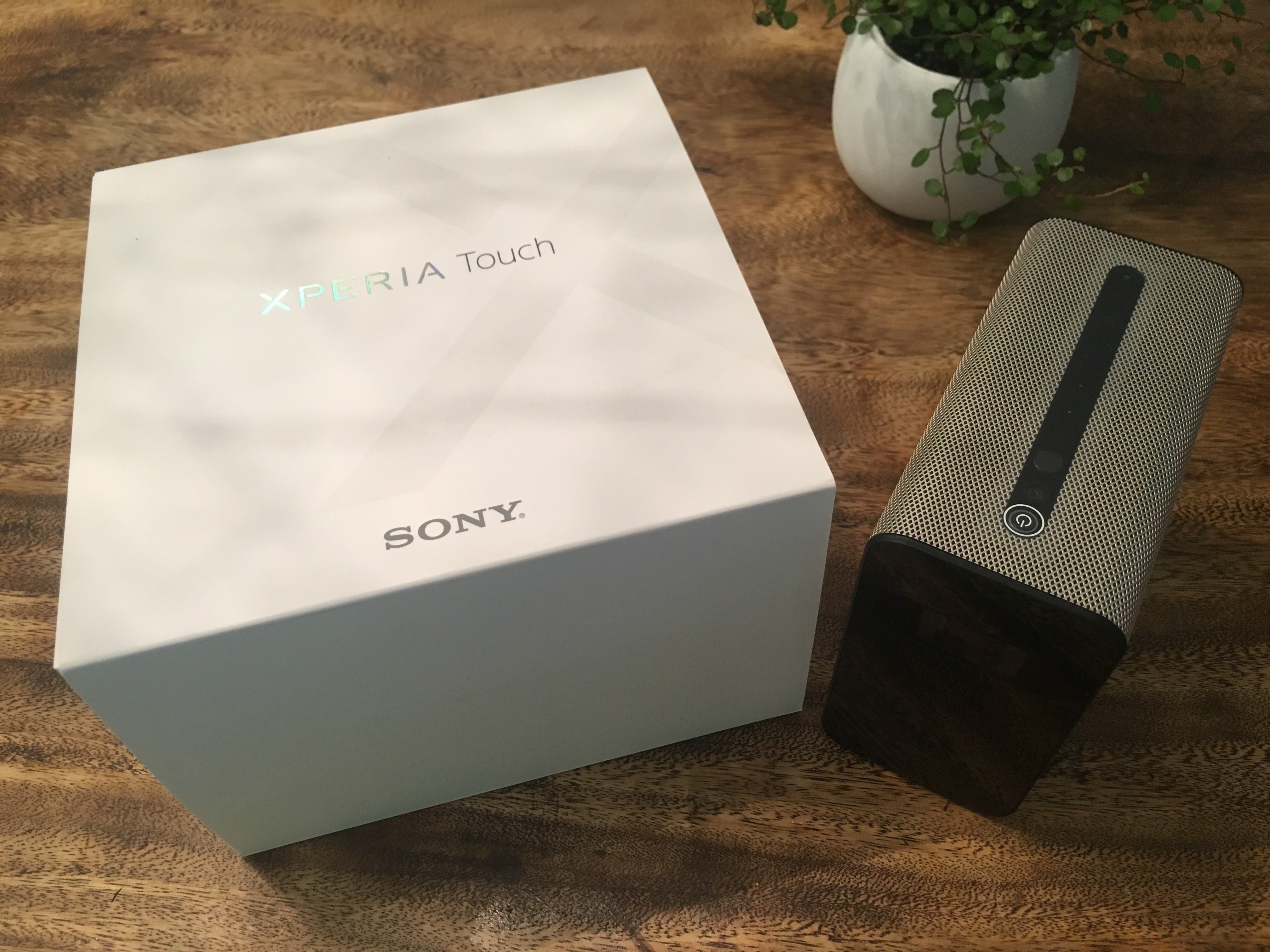 「Xperia touch」の箱と本体
