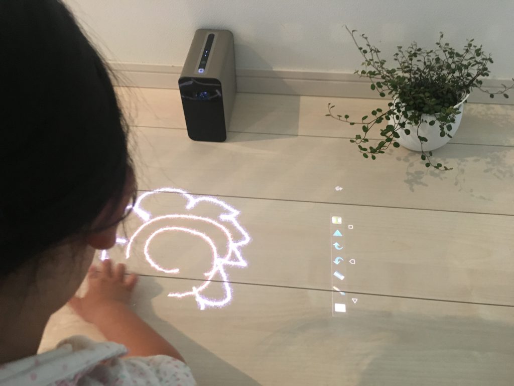 「Xperia Touch」で花の絵を描く子供