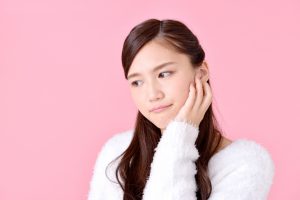 悩む女性│スケート靴 買取