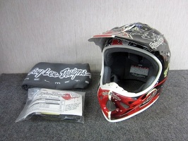 Troy Lee Designs D2 カーボン ヘルメット