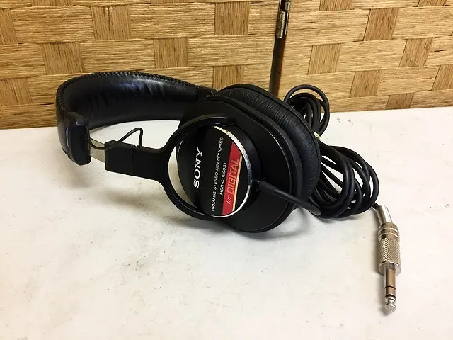 SONY 密閉型スタジオモニターヘッドフォン MDR-CD900ST