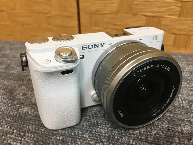 神奈川県 横浜市にて ミラーレス一眼カメラ SONY α6000 SELP1650 動作品 レンズボディにキズあり を出張買取しました