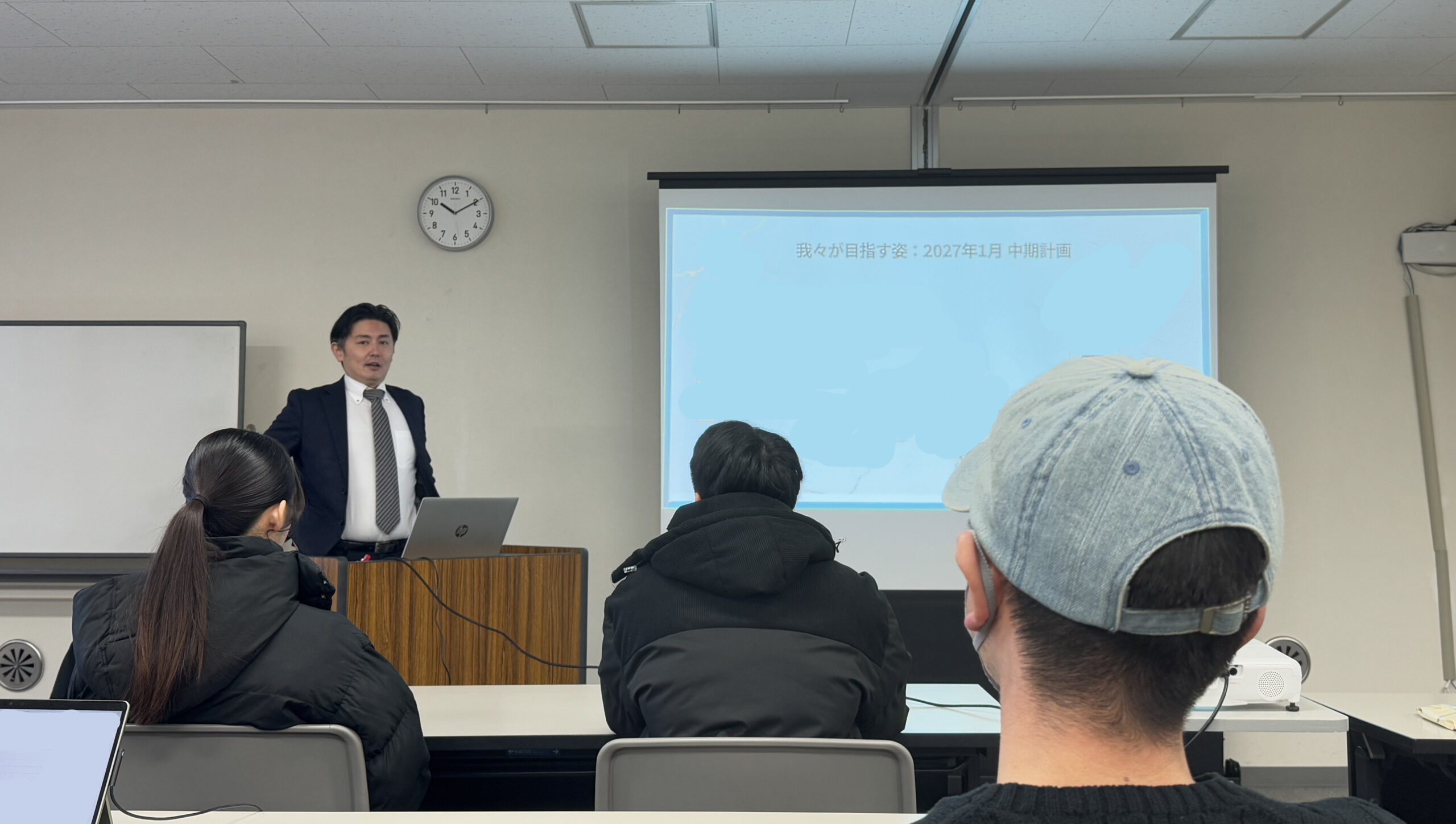 写真：代表のプレゼンの様子