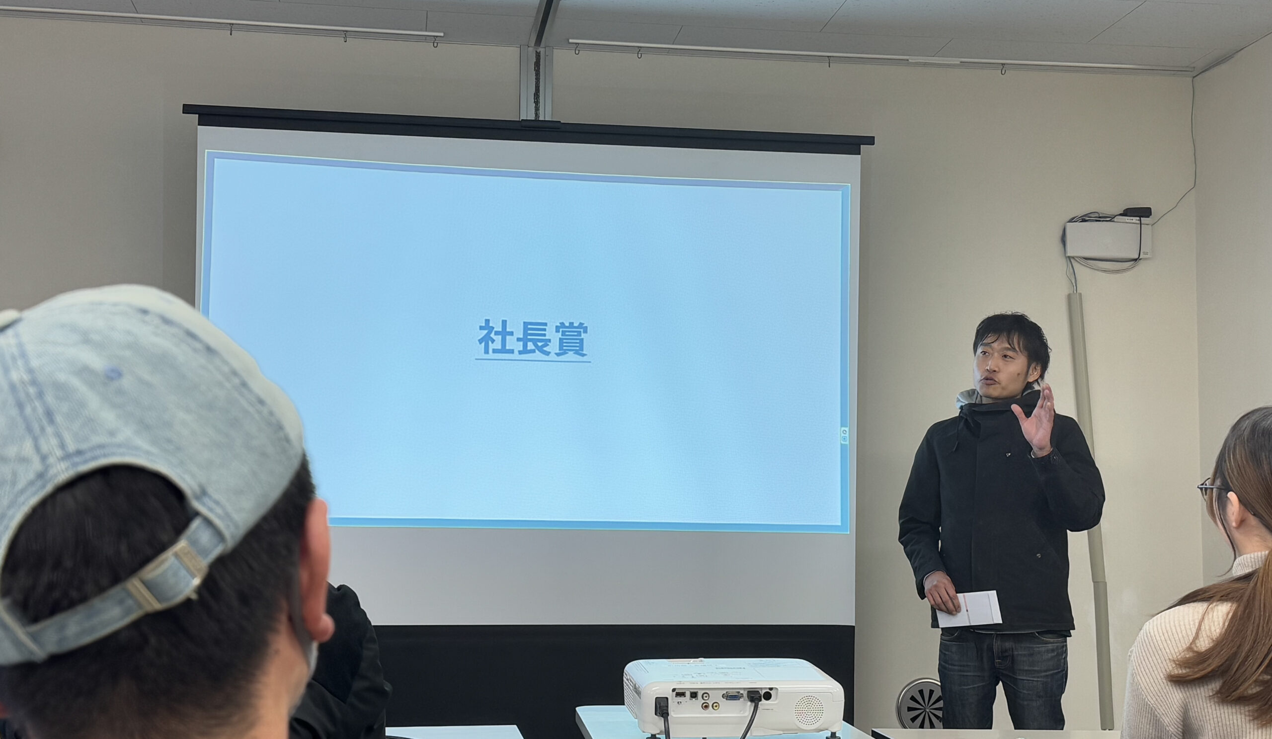 写真：社長賞を授与された千枝さんの様子