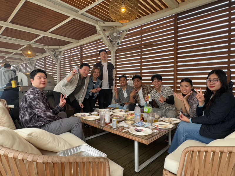 バーベキューを囲む社員