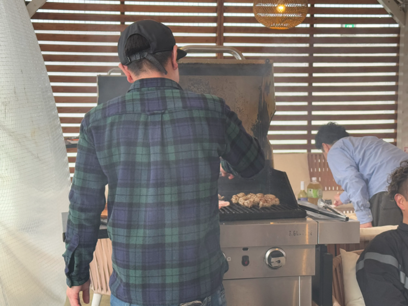 グリルで調理する社員