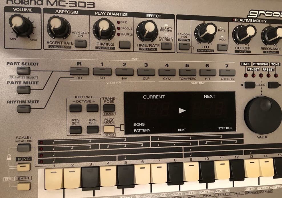 Roland MC-303 シンセサイザー