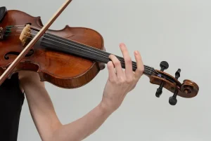 バイオリンと女性の手