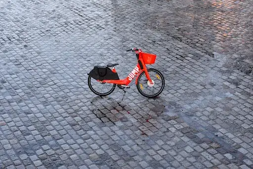 【電動自転車 雨】電動自転車は雨ざらしでも平気？正しい保管方法をチェック！